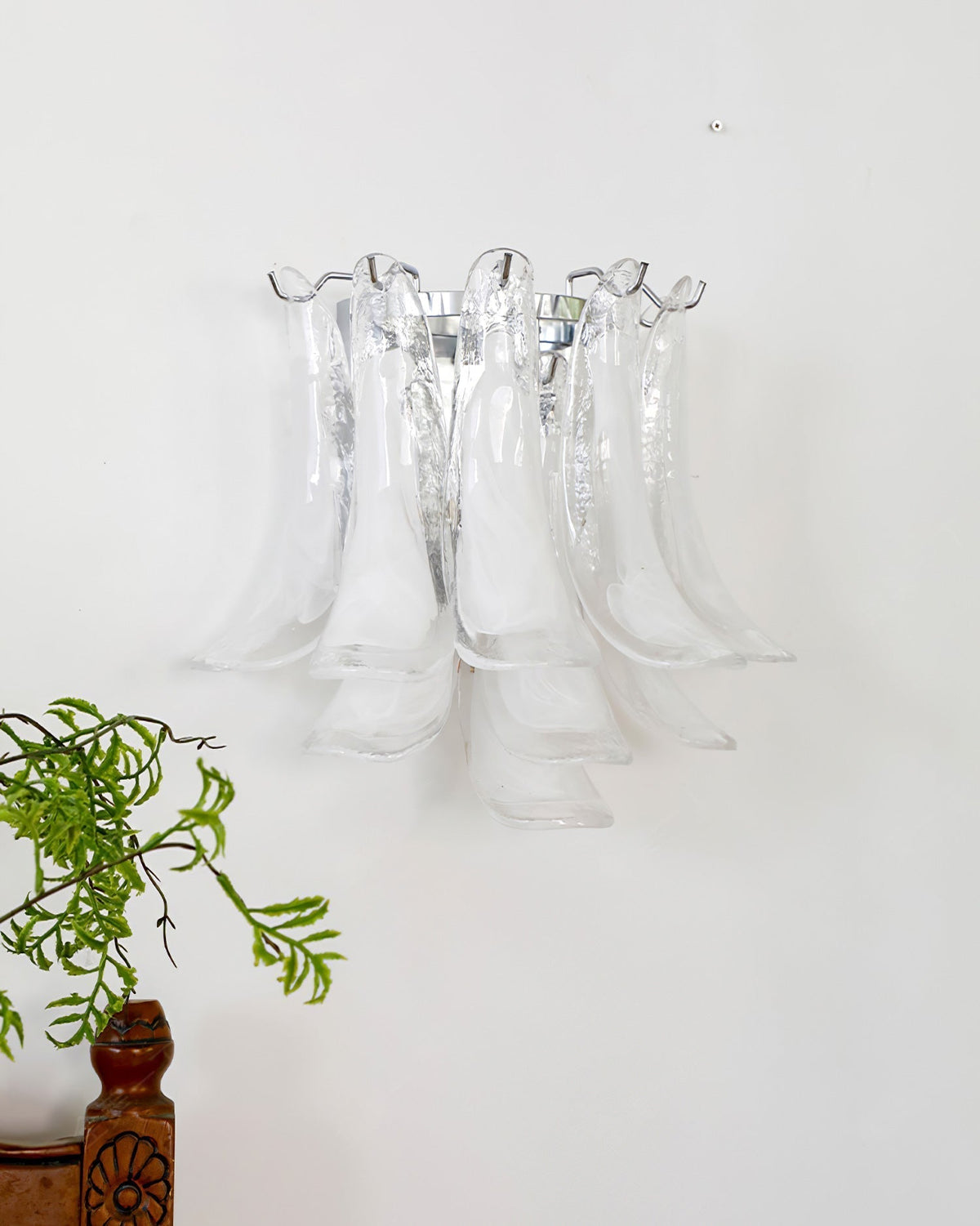 Celarelle væglampe med kronbladsformet glas i hesteskoformet minimalistisk design