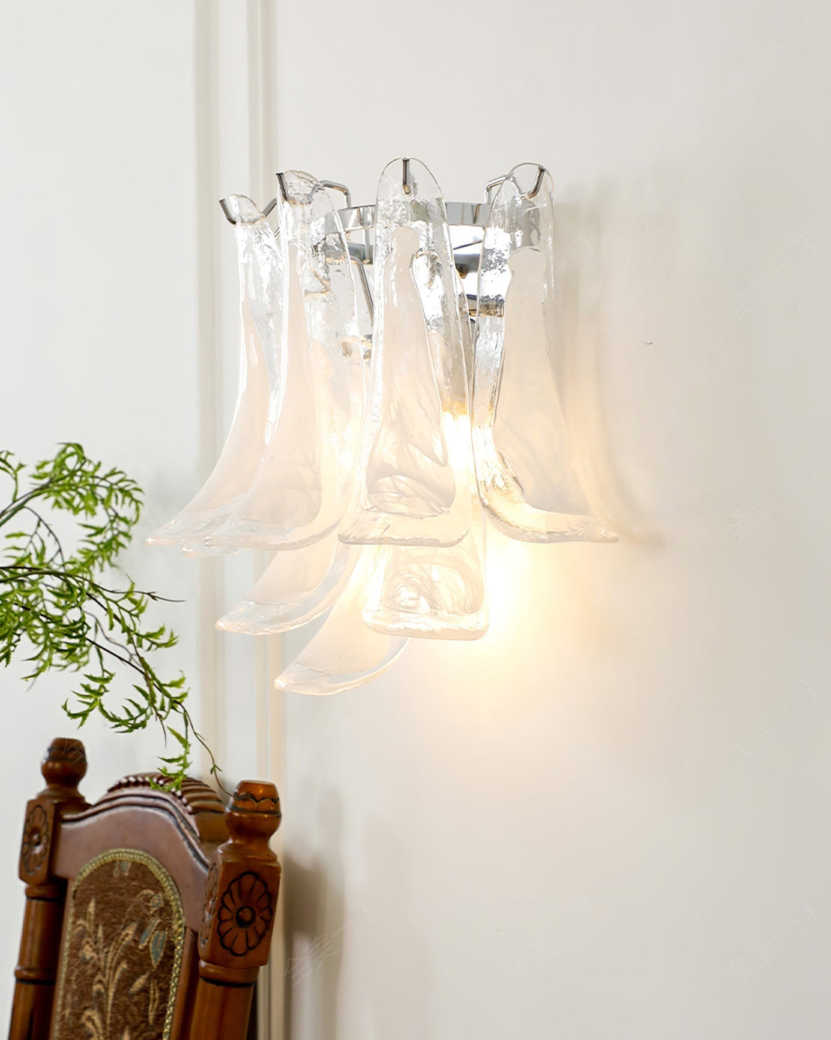 Celarelle væglampe med kronbladsformet glas i hesteskoformet minimalistisk design