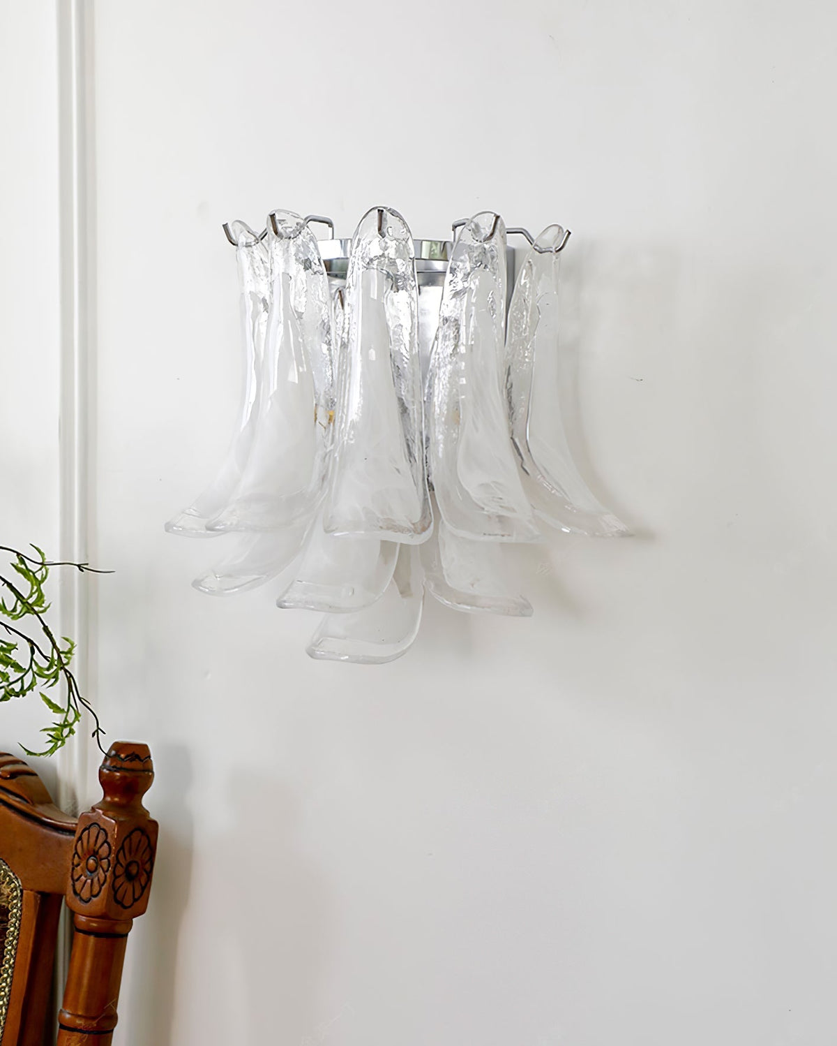 Celarelle væglampe med kronbladsformet glas i hesteskoformet minimalistisk design