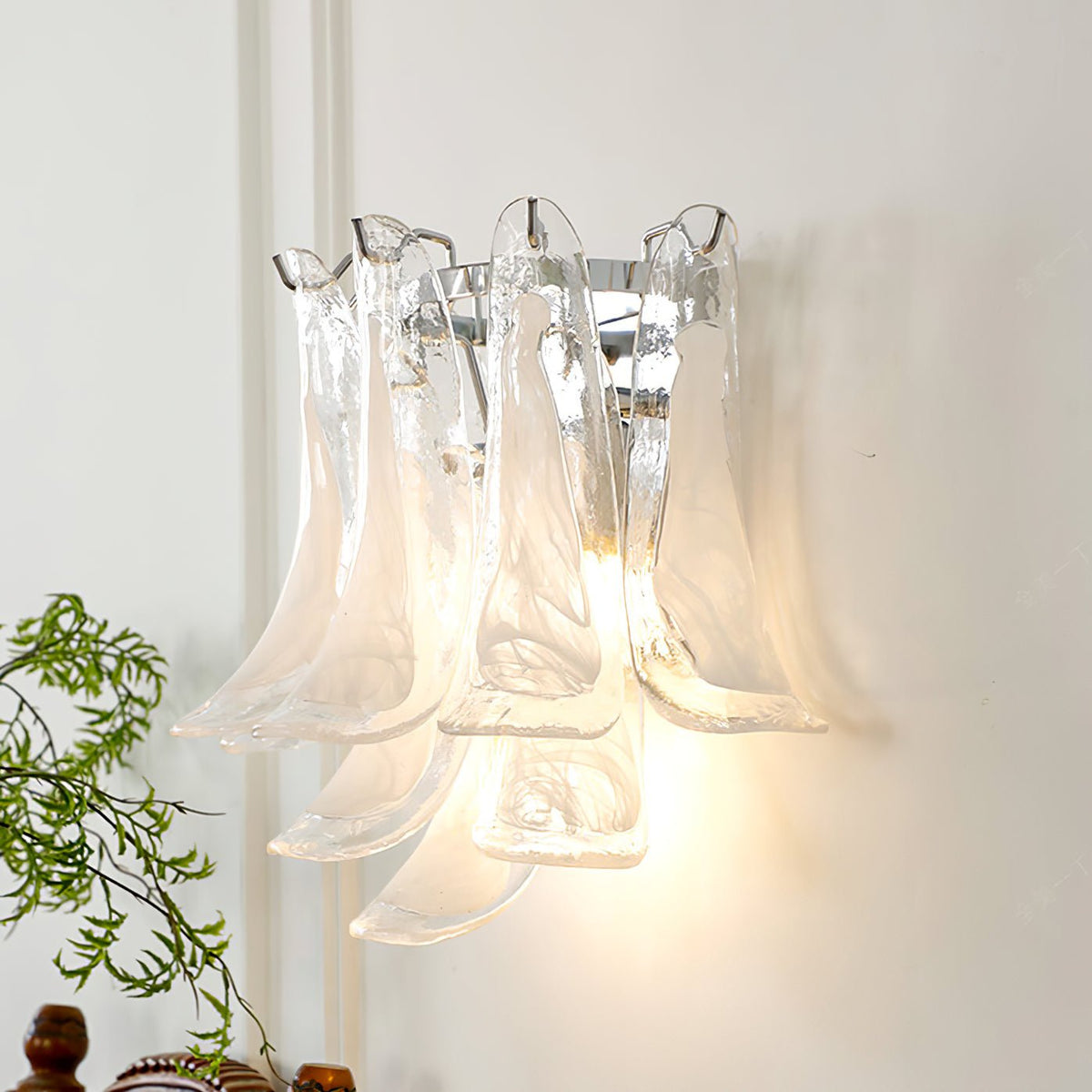 Celarelle væglampe med kronbladsformet glas i hesteskoformet minimalistisk design