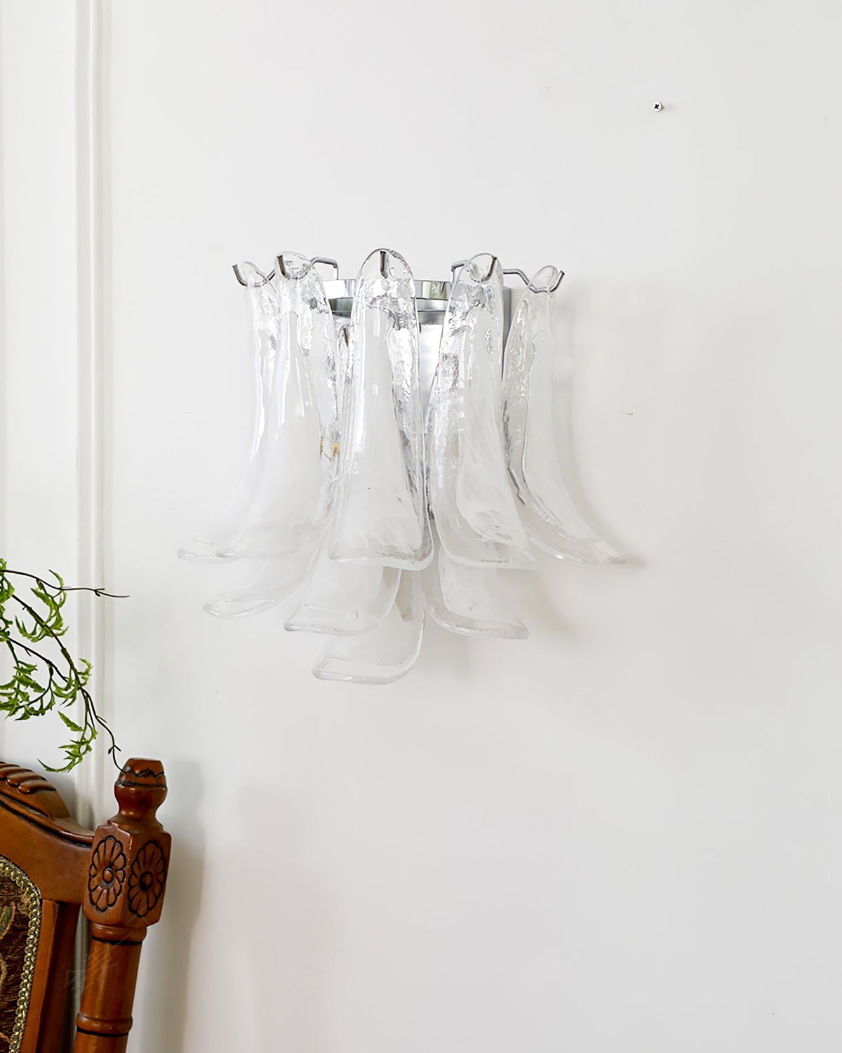 Celarelle væglampe med kronbladsformet glas i hesteskoformet minimalistisk design