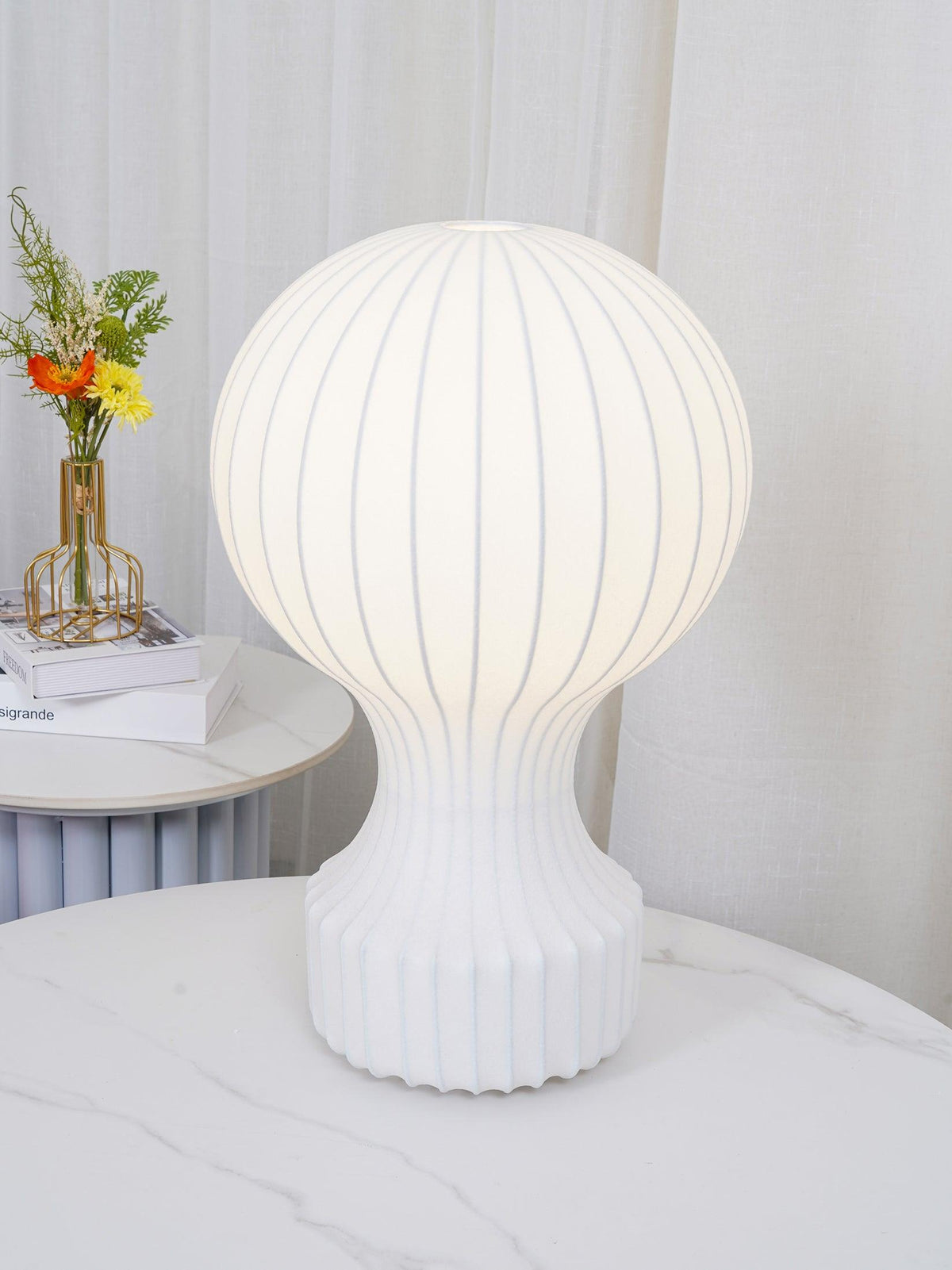 Lirove skulptural bordslampa i stål