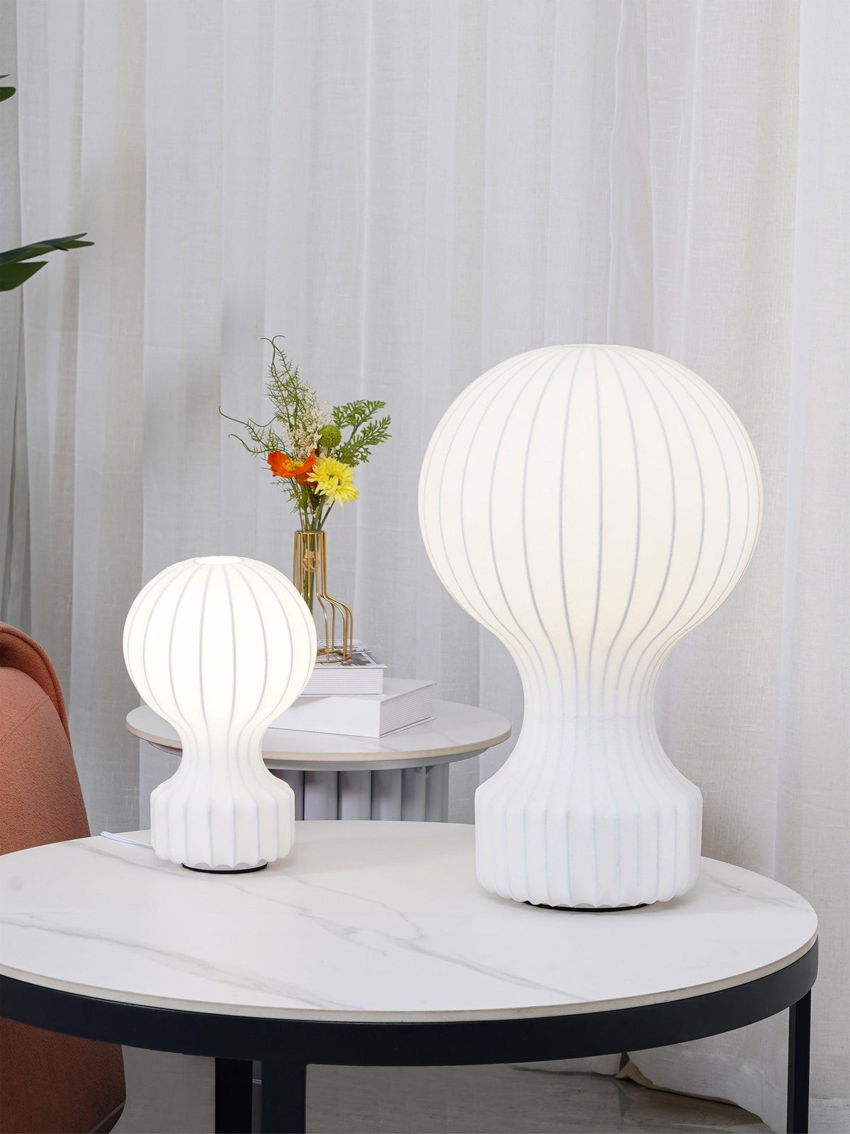 Lirove skulptural bordslampa i stål