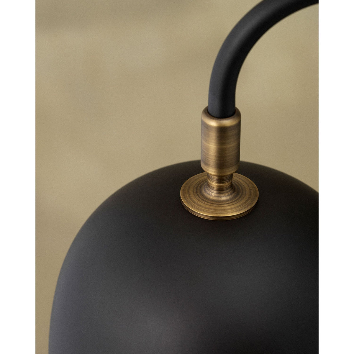 Candeeiro de teto Casorira preto e latão, industrial