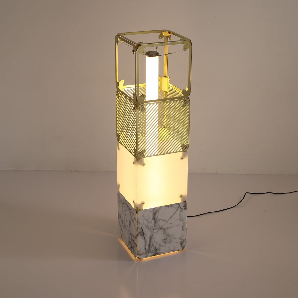 LuxeGrid industriel gulvlampe i messing