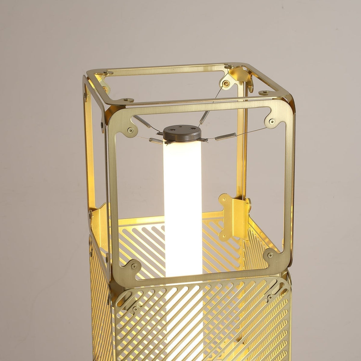 LuxeGrid industriel gulvlampe i messing