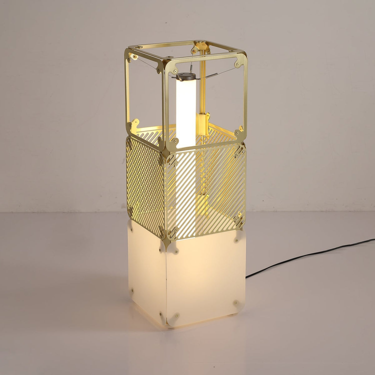 LuxeGrid industriel gulvlampe i messing