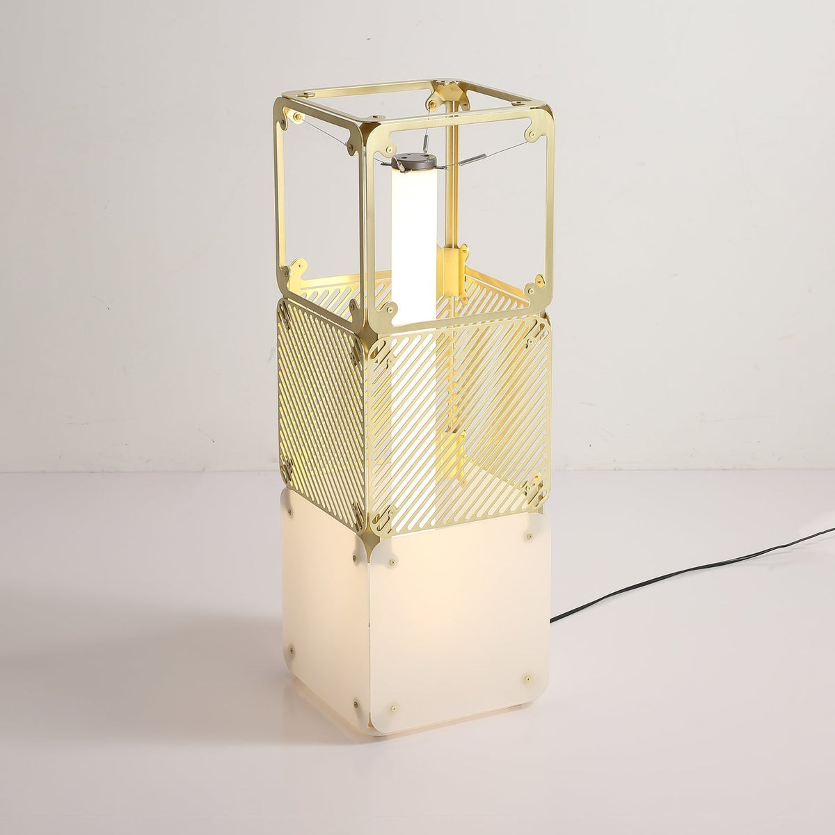 LuxeGrid industriel gulvlampe i messing