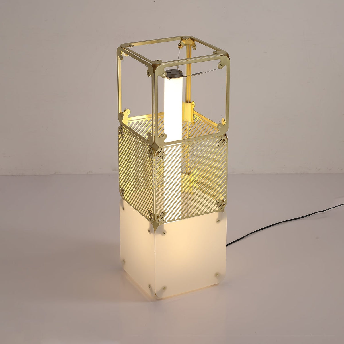 LuxeGrid industriel gulvlampe i messing