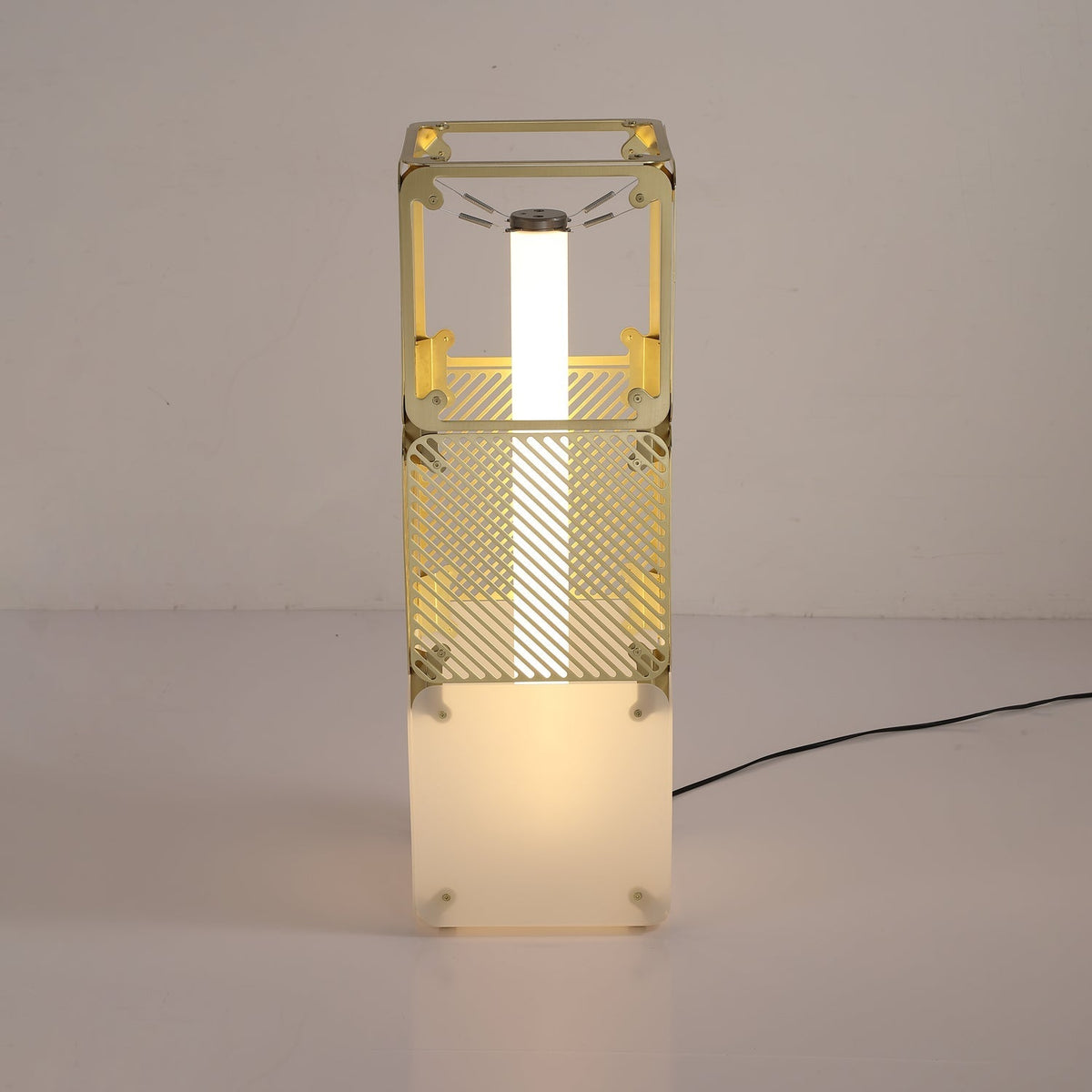 LuxeGrid industriel gulvlampe i messing