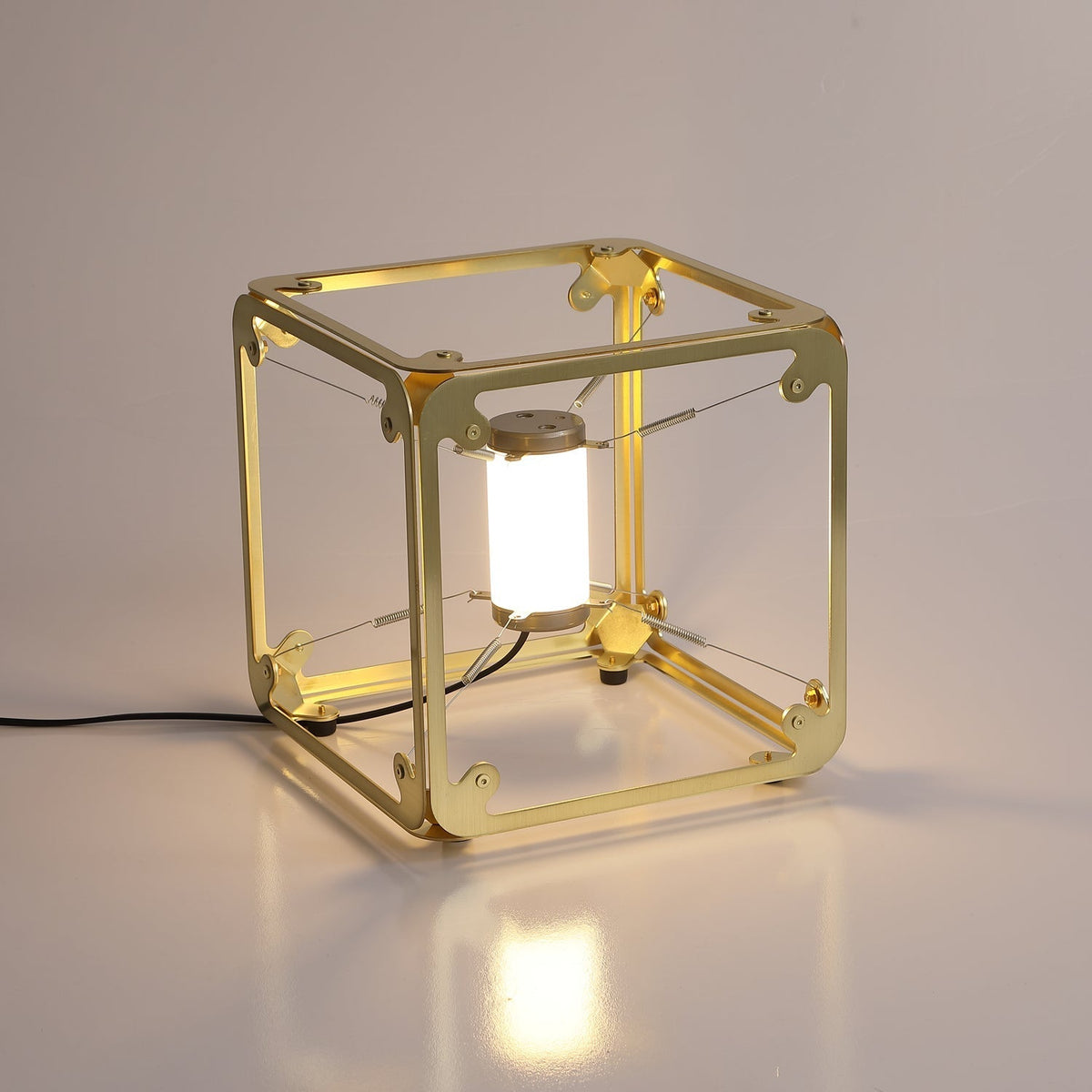 Candeeiro de mesa industrial em latão GridGlow