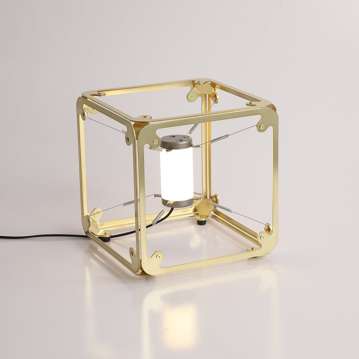 Candeeiro de mesa industrial em latão GridGlow