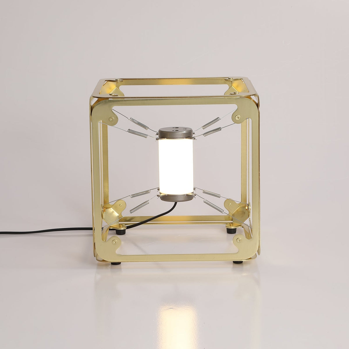 Candeeiro de mesa industrial em latão GridGlow