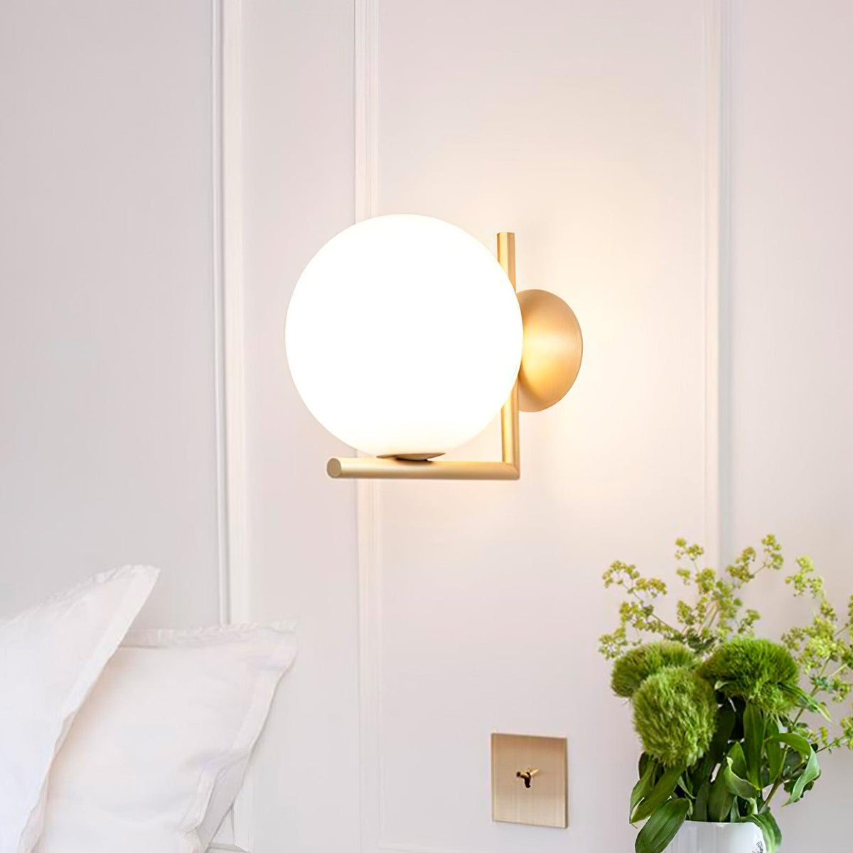 Candeeiro de parede Joanna moderno, minimalista, em vidro opalino soprado