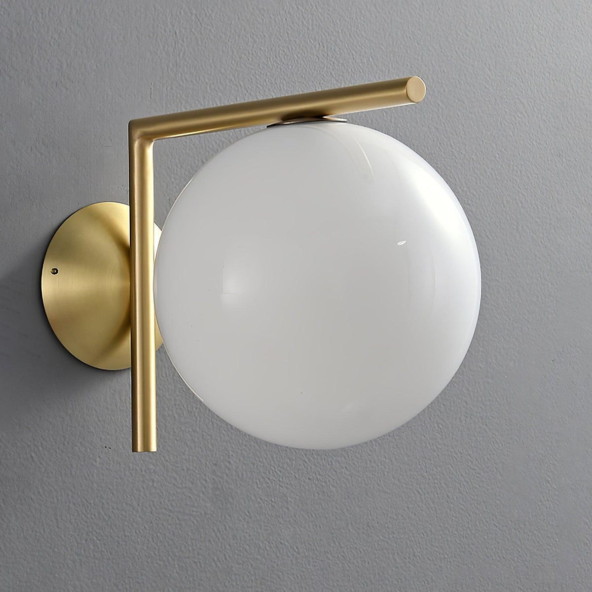 Candeeiro de parede Joanna moderno, minimalista, em vidro opalino soprado