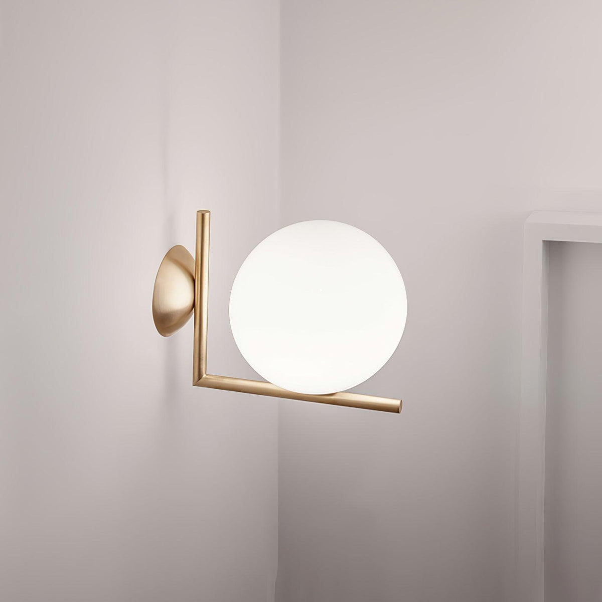 Candeeiro de parede Joanna moderno, minimalista, em vidro opalino soprado