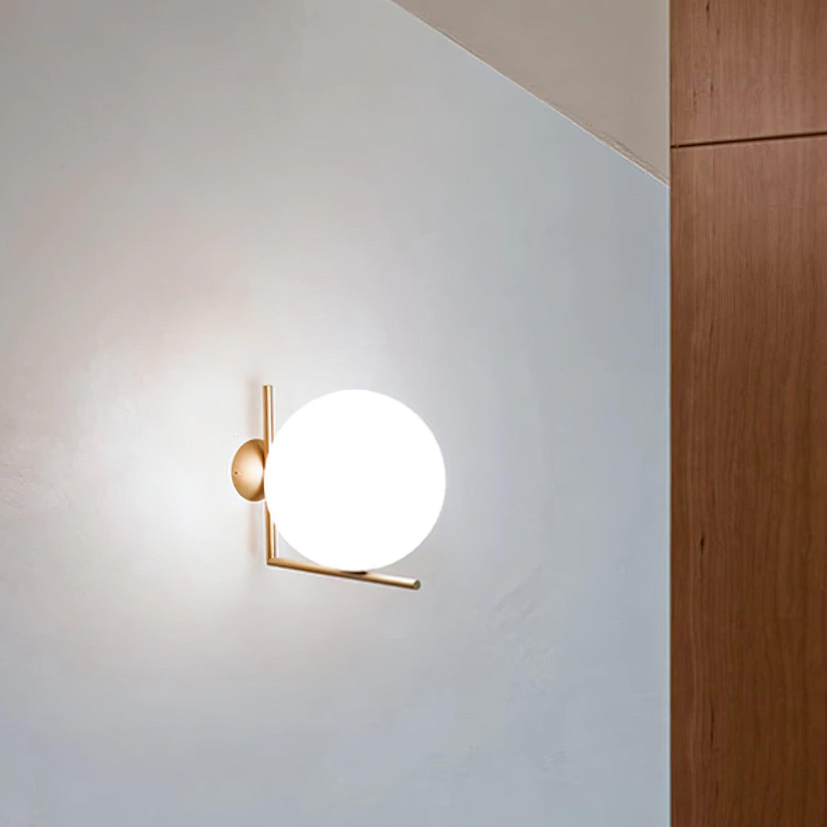 Candeeiro de parede Joanna moderno, minimalista, em vidro opalino soprado