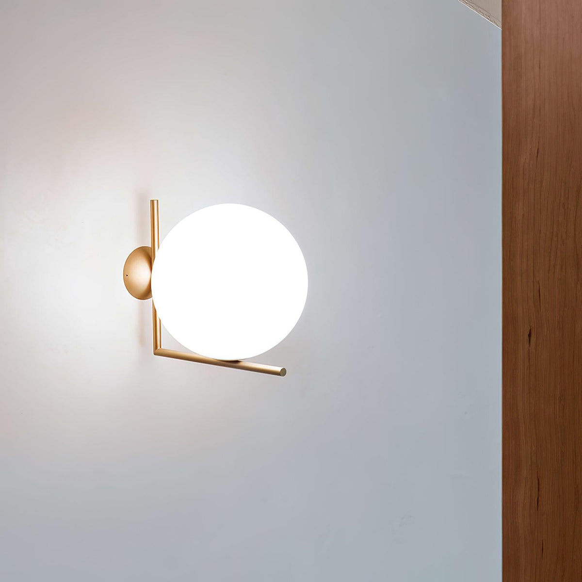 Candeeiro de parede Joanna moderno, minimalista, em vidro opalino soprado