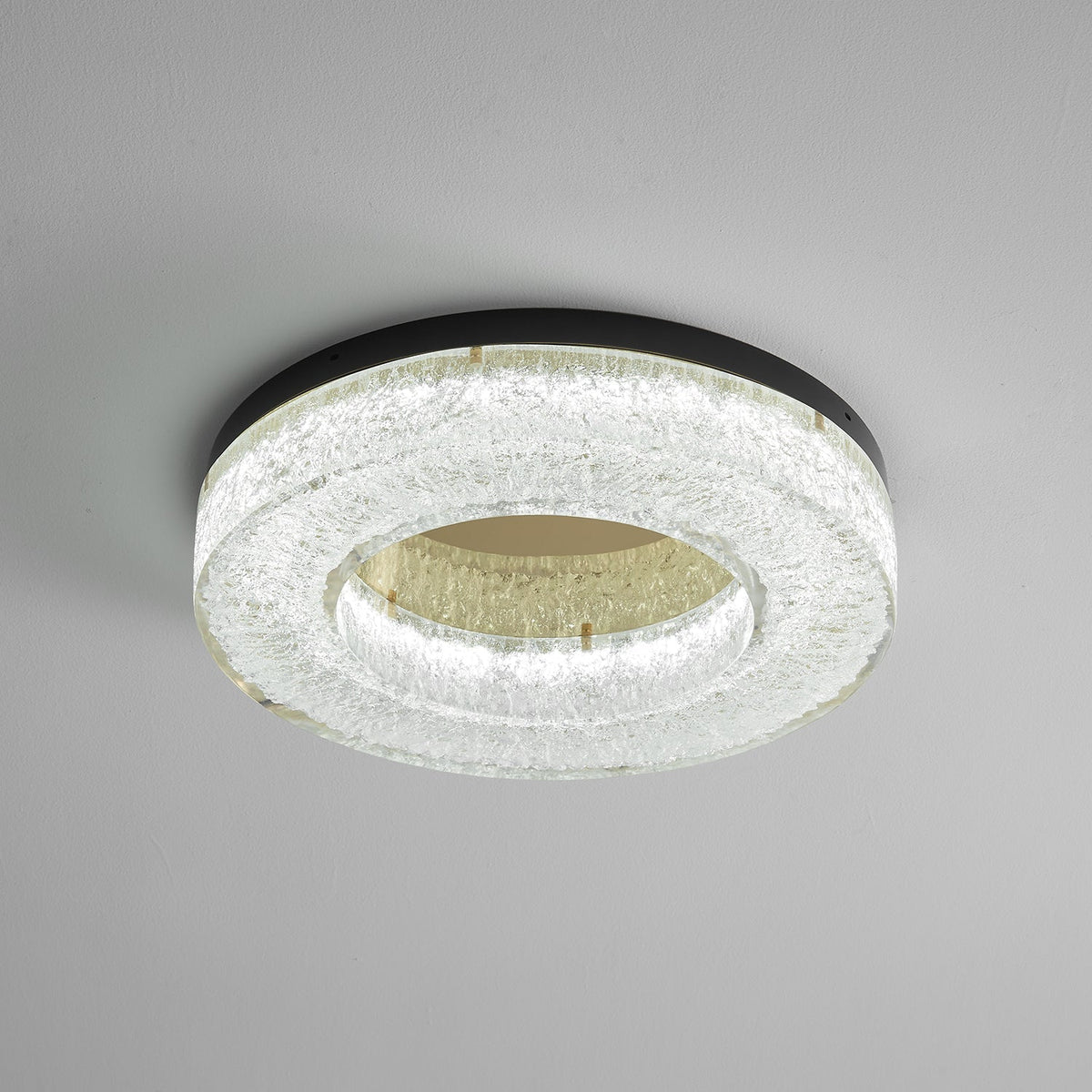 Dovira rund loftlampe i harpiks med iskrakeleret effekt