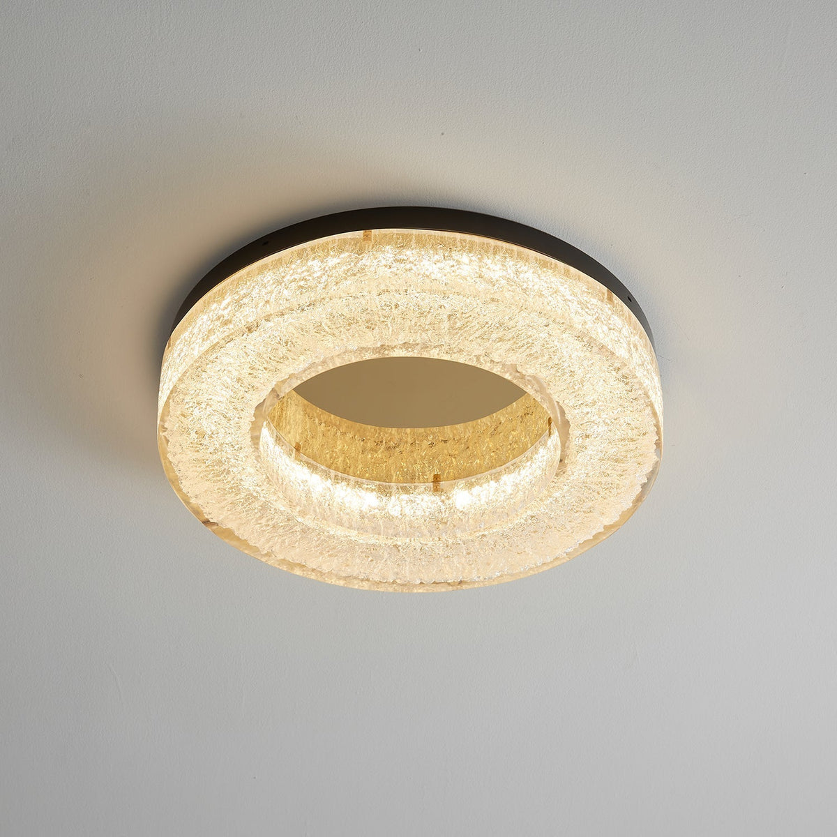Dovira rund loftlampe i harpiks med iskrakeleret effekt