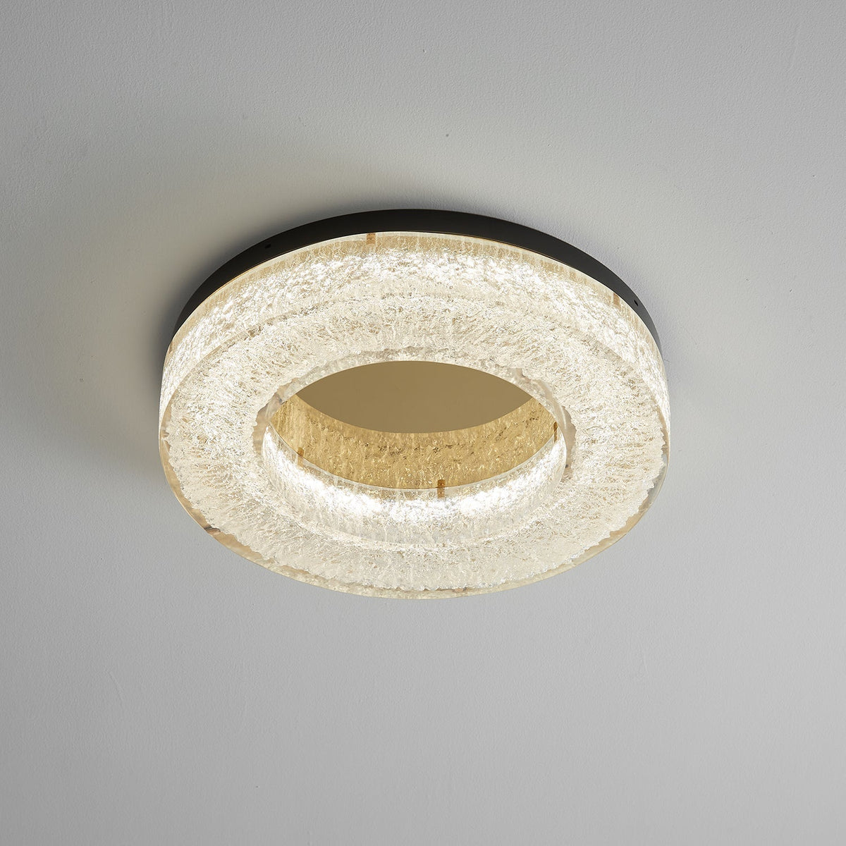 Dovira rund loftlampe i harpiks med iskrakeleret effekt