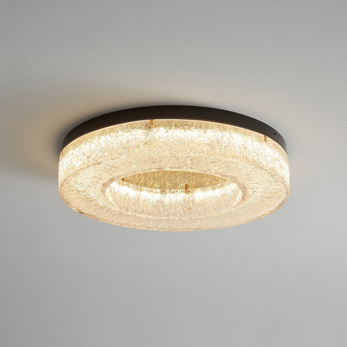 Dovira rund loftlampe i harpiks med iskrakeleret effekt