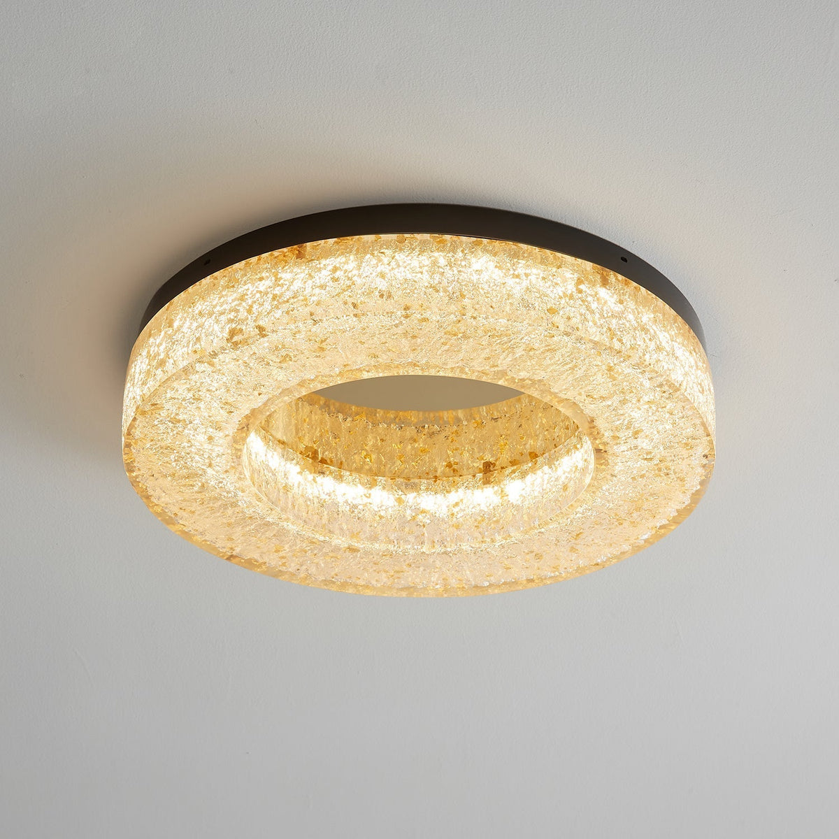 Dovira rund loftlampe i harpiks med iskrakeleret effekt