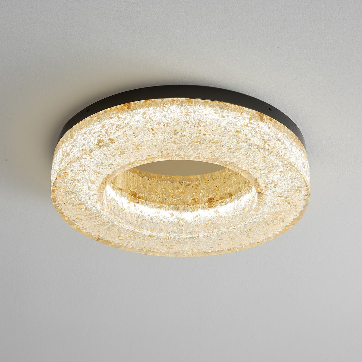 Dovira rund loftlampe i harpiks med iskrakeleret effekt