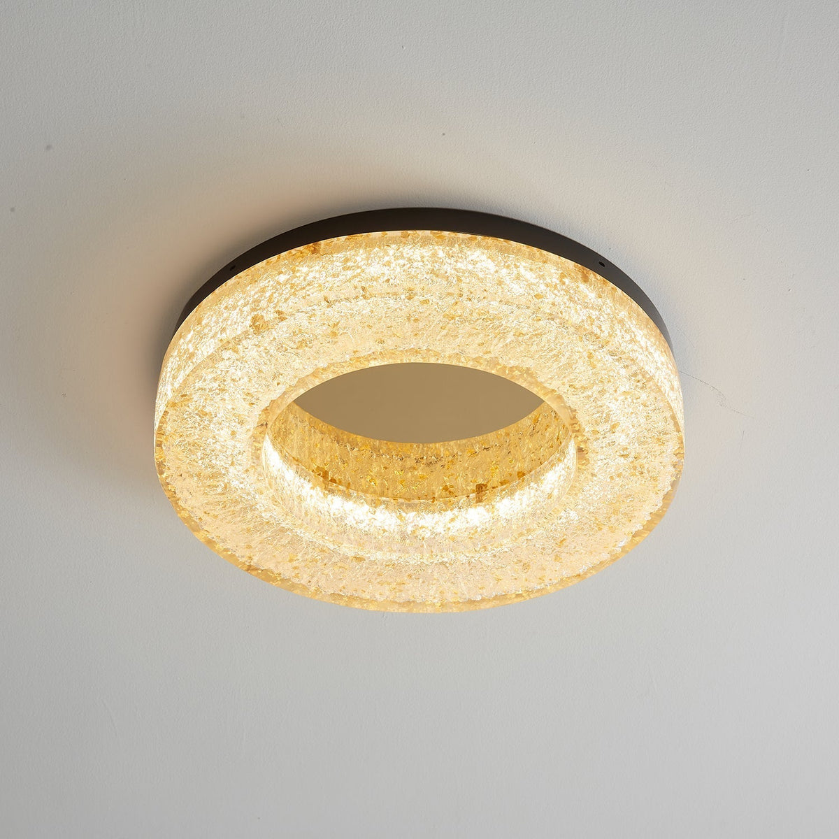 Dovira rund loftlampe i harpiks med iskrakeleret effekt