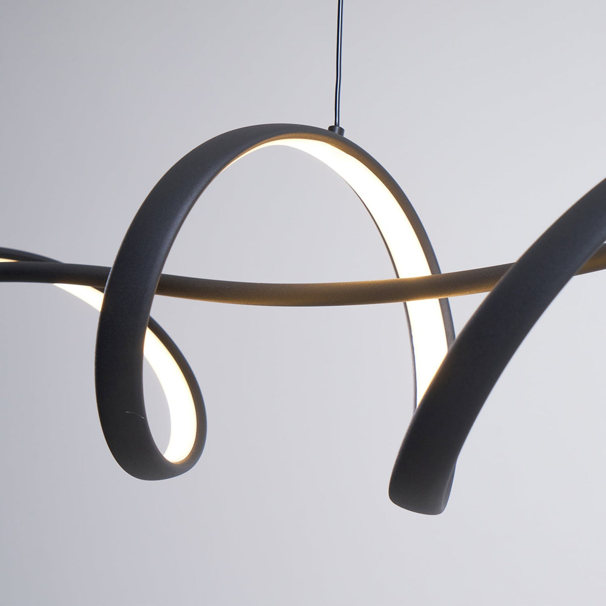 Candeeiro suspenso LED preto ondulado moderno Calelina
