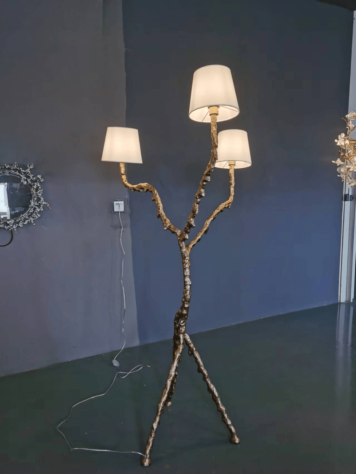 Dendria skulpturel gulvlampe med tre grenarme