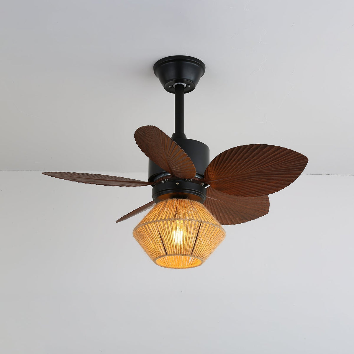 Solaya tropisk loftventilator med rattanlampe