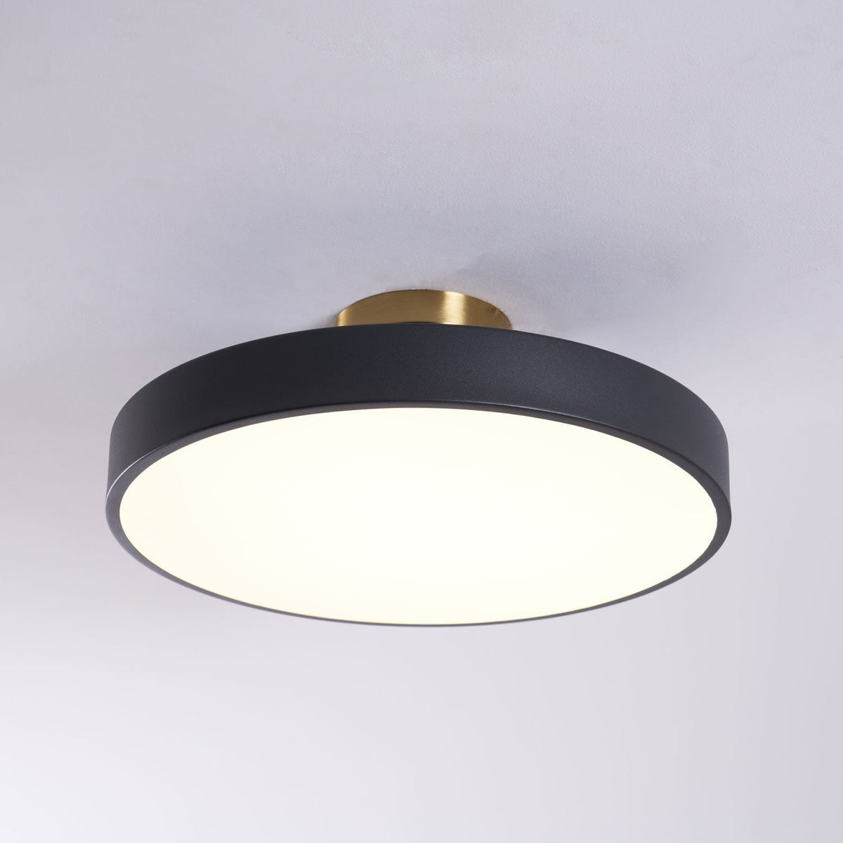 Aureiella moderne loftlampe, plan montering, sort og guld