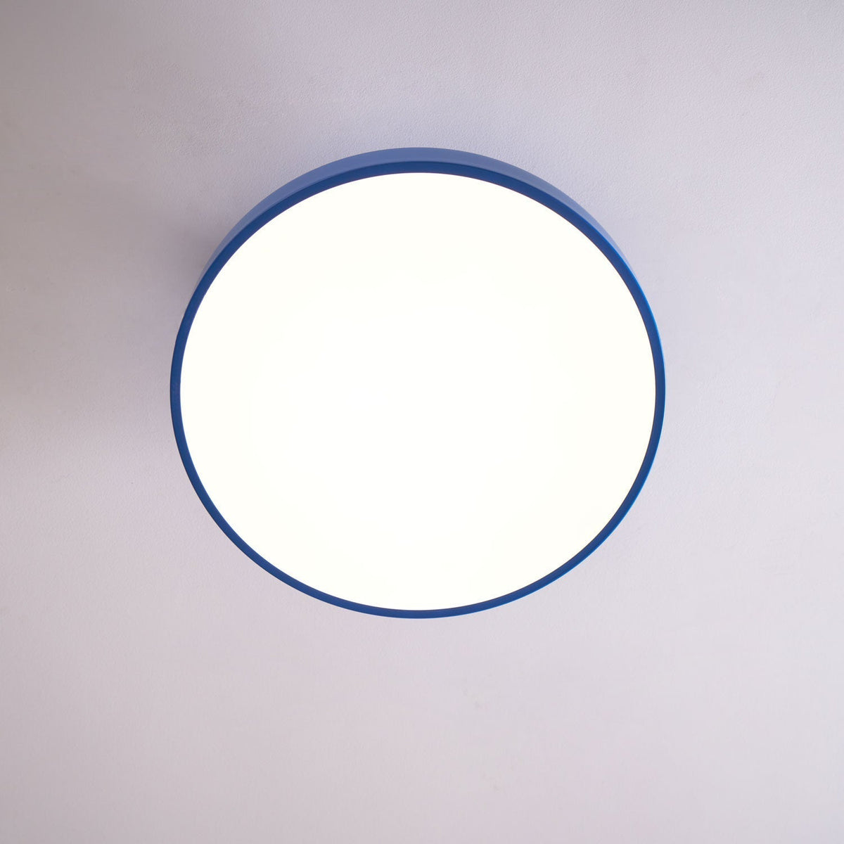 Aureiella moderne loftlampe, plan montering, sort og guld