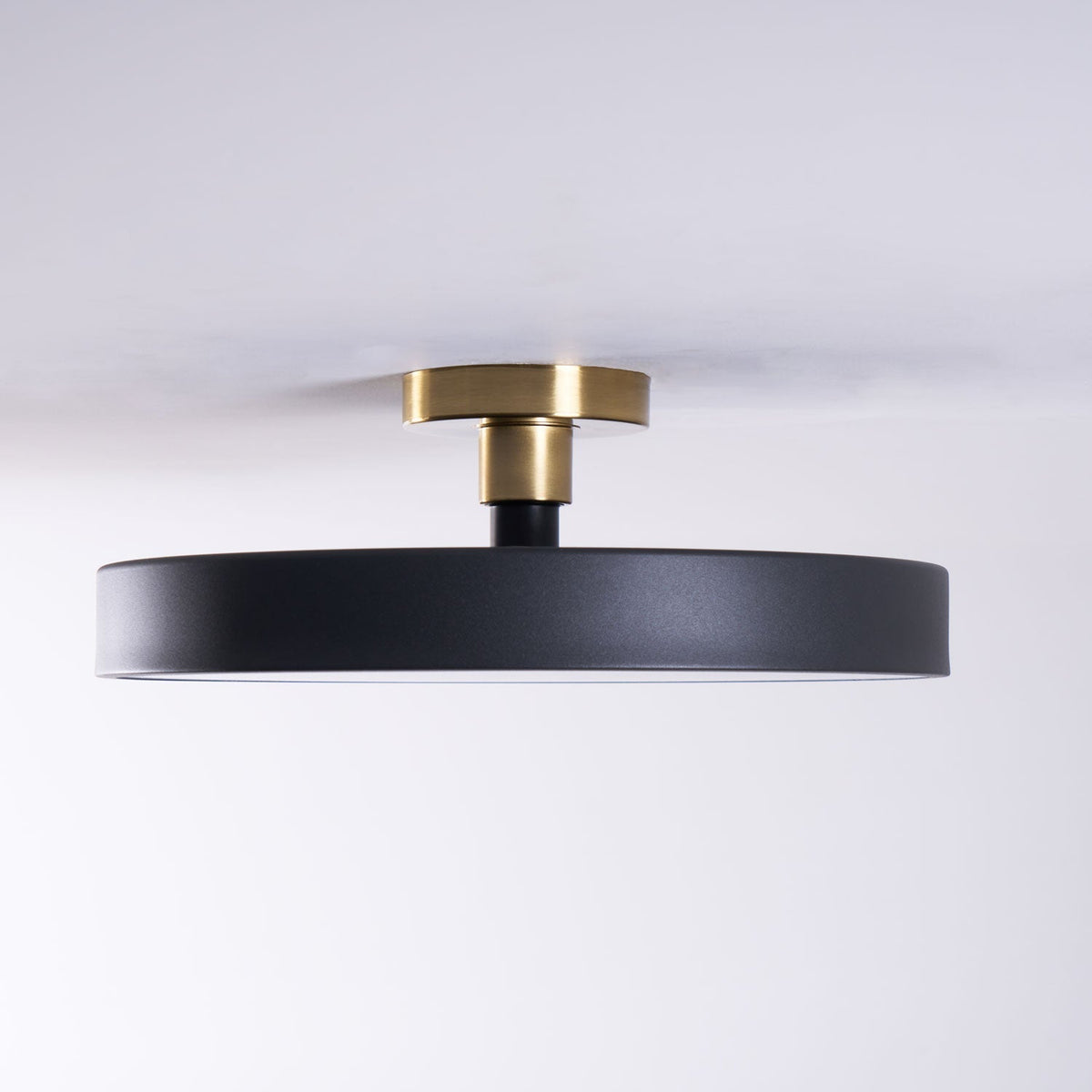 Aureiella moderne loftlampe, plan montering, sort og guld