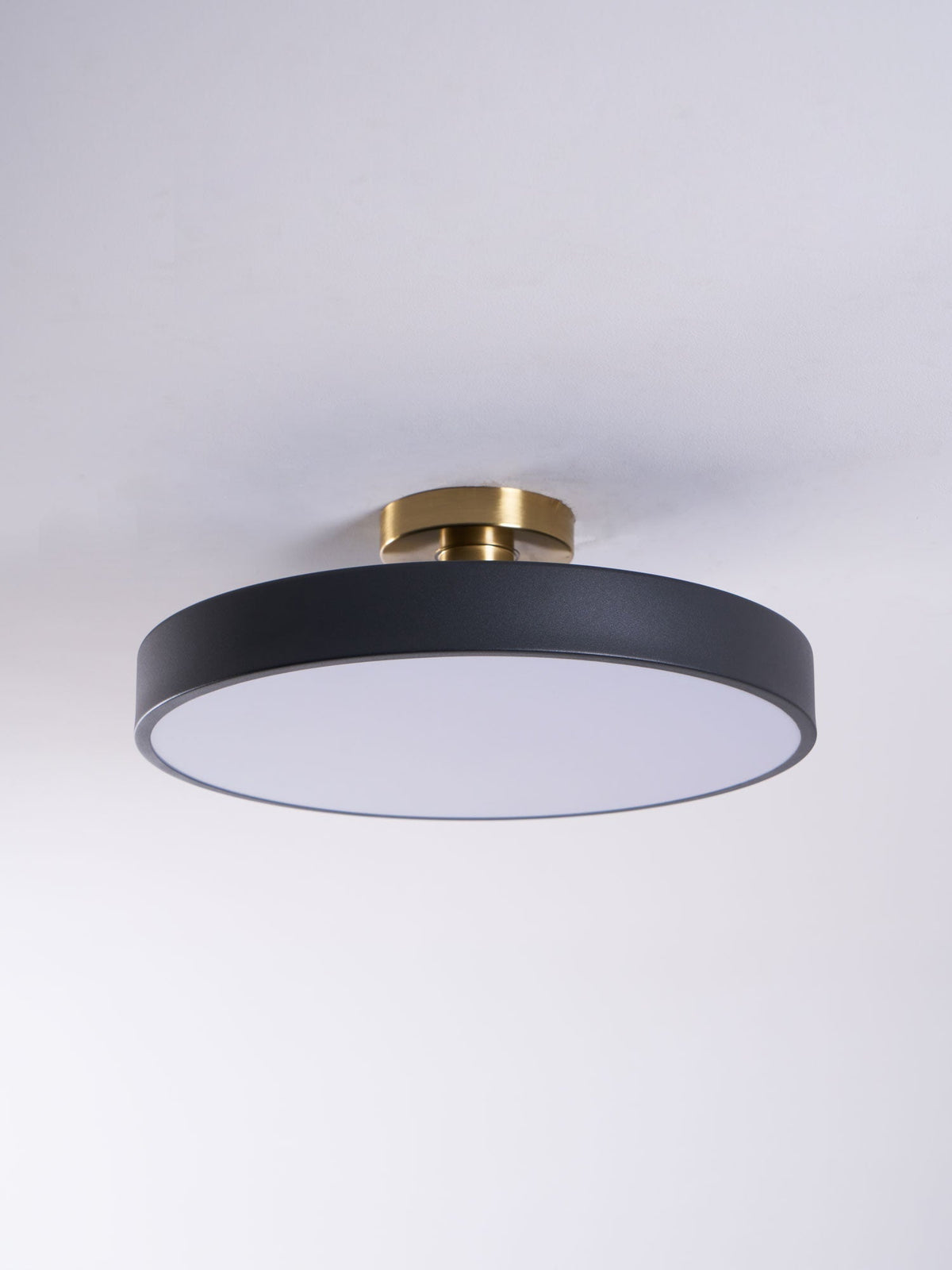 Aureiella moderne loftlampe, plan montering, sort og guld