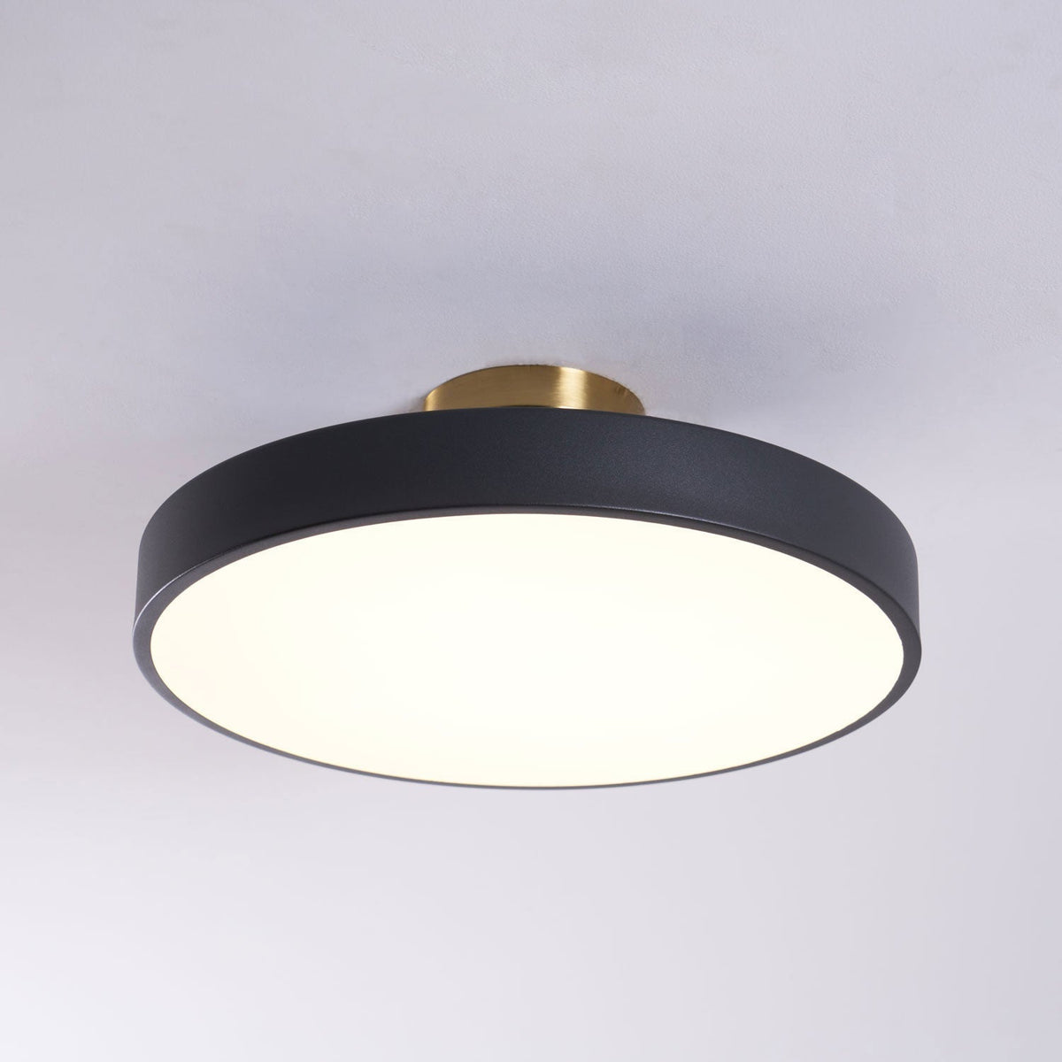 Aureiella moderne loftlampe, plan montering, sort og guld
