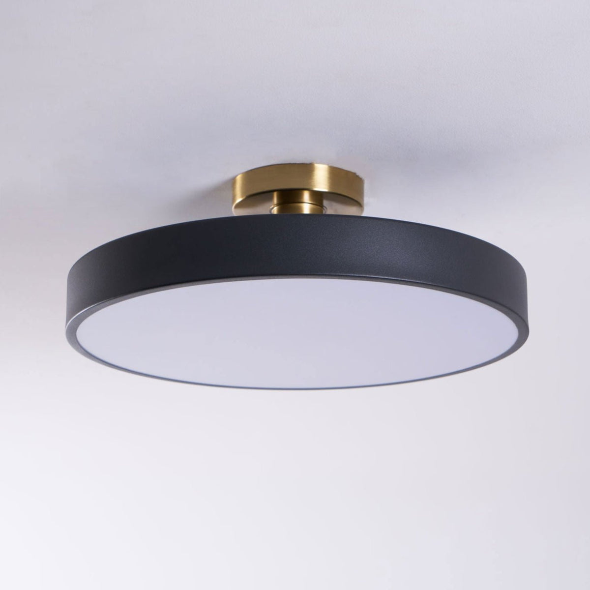 Aureiella moderne loftlampe, plan montering, sort og guld