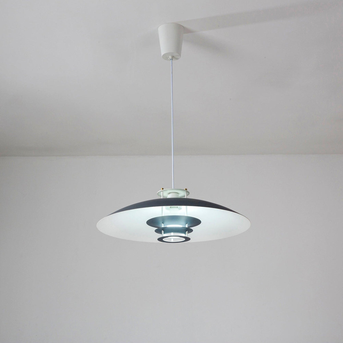 Feraaya moderne pendel i aluminium