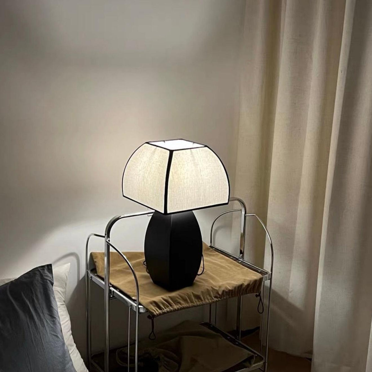 Alux minimalistisk bordslampa i tyg
