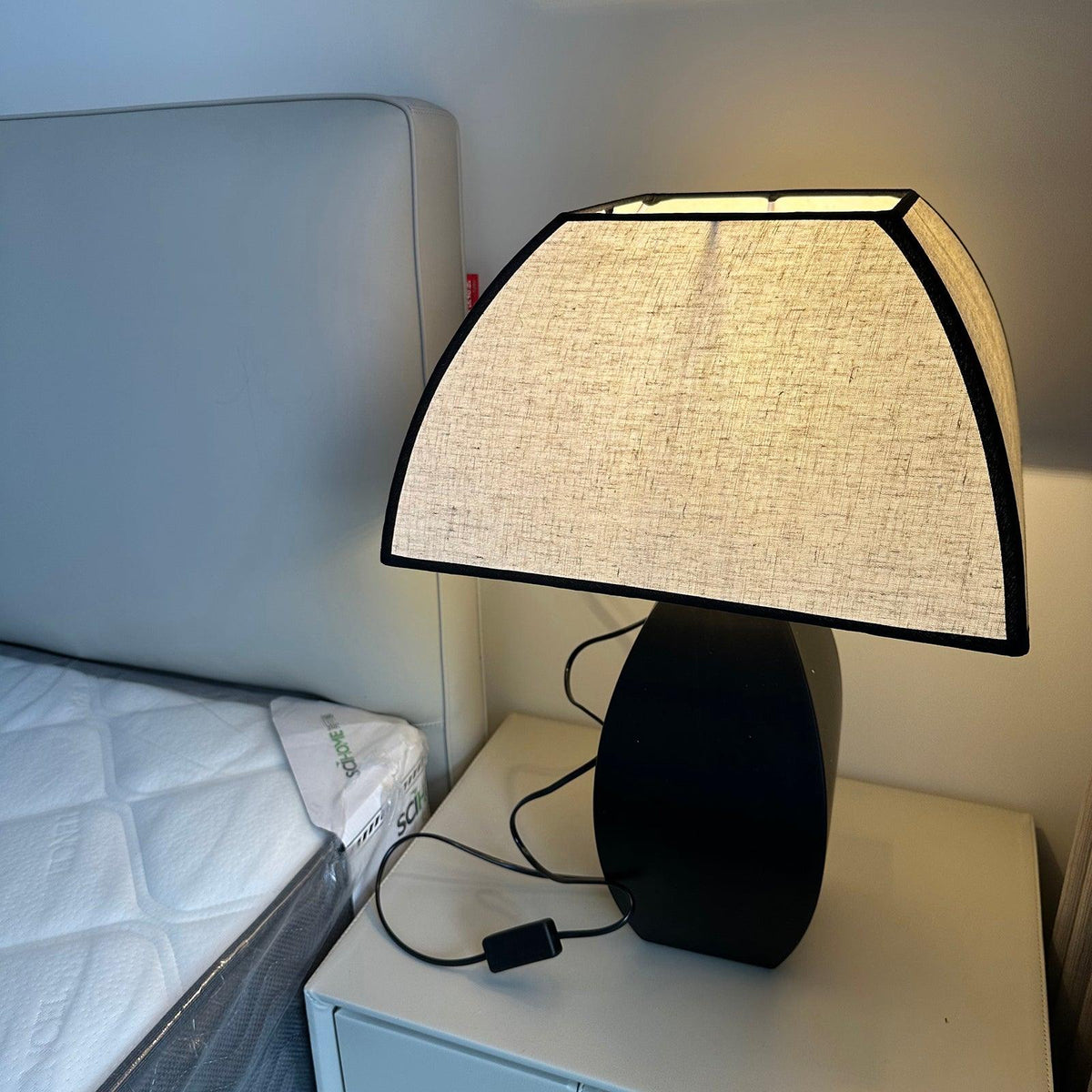 Alux minimalistisk bordslampa i tyg