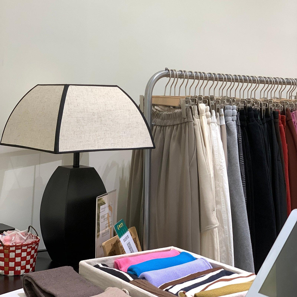 Alux minimalistisk bordslampa i tyg