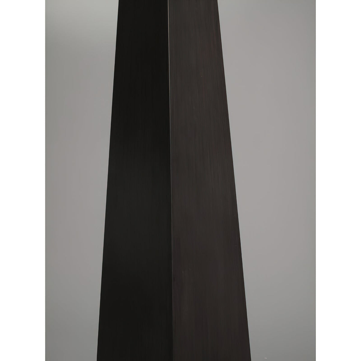Avenalora Obelisk borðlampi
