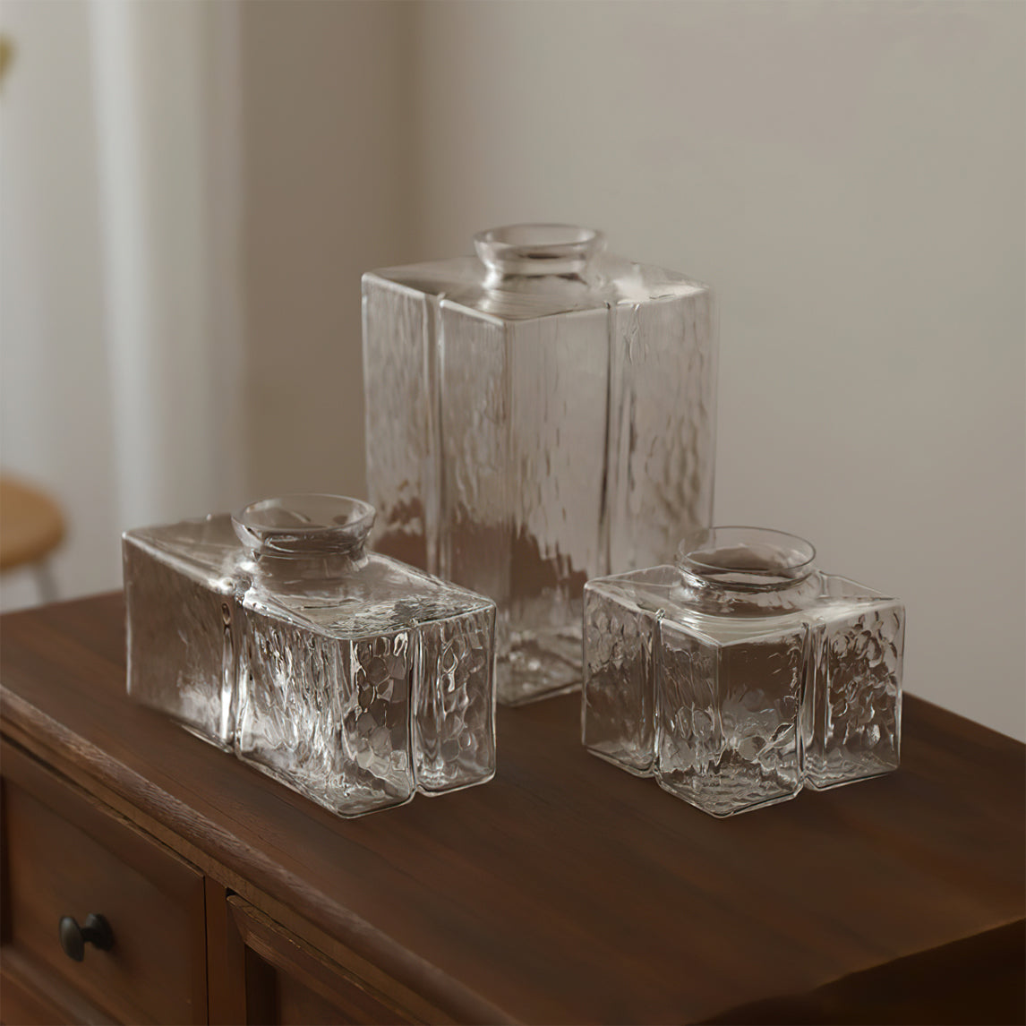 Ovely vintage-hengilampi úr hamruðu gleri og látúni
