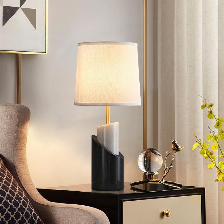Candeeiro de mesa contemporâneo Crest em latão