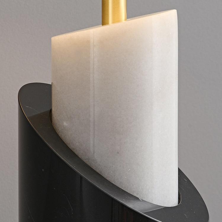 Candeeiro de mesa contemporâneo Crest em latão
