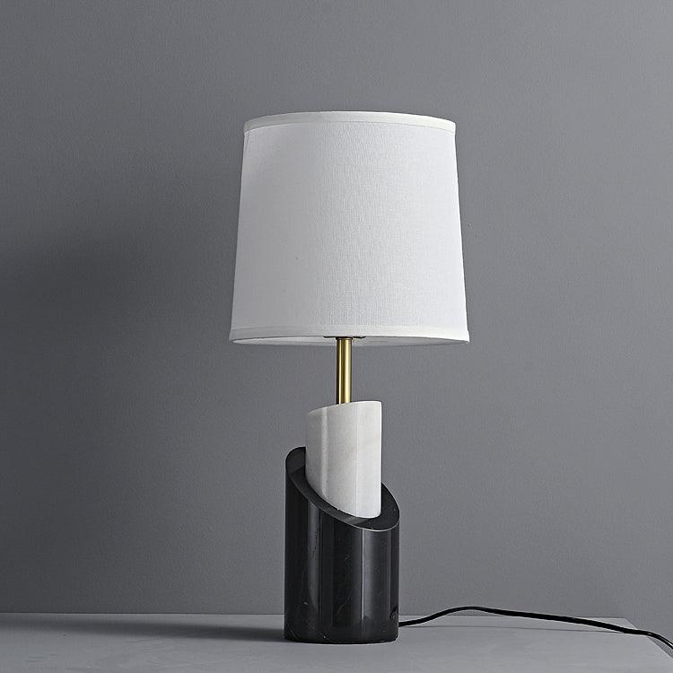 Candeeiro de mesa contemporâneo Crest em latão