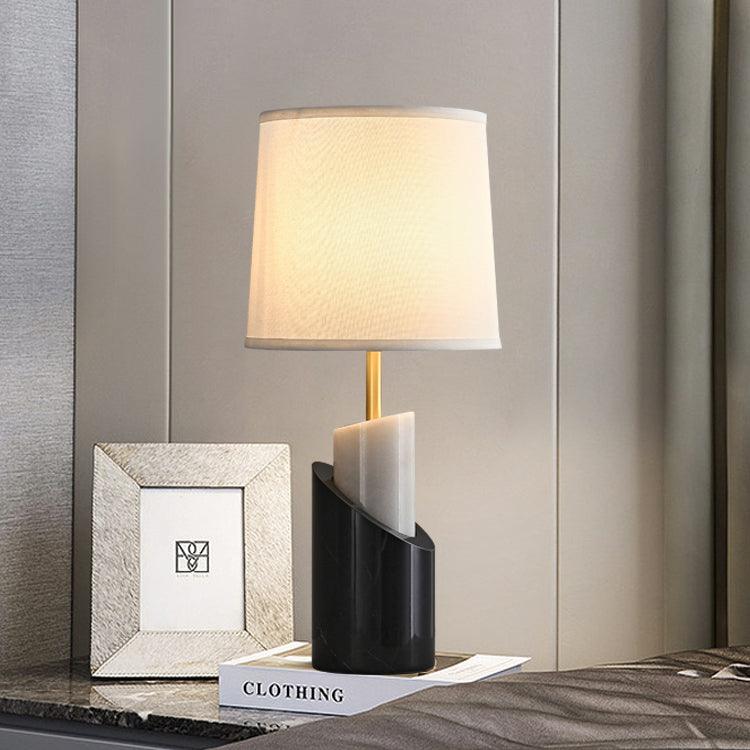 Candeeiro de mesa contemporâneo Crest em latão