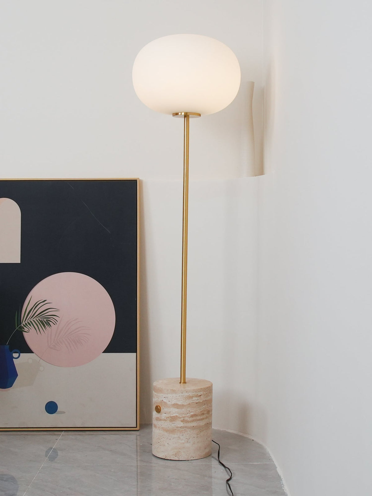 Iloryra golvlampa med pelarfot i travertin
