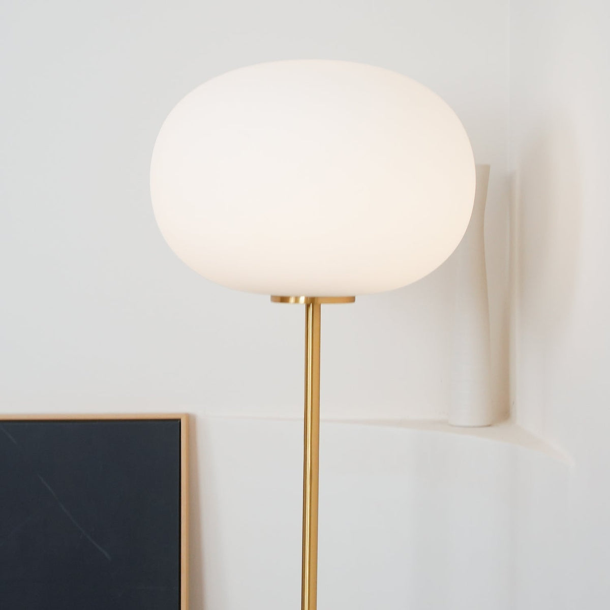 Iloryra golvlampa med pelarfot i travertin